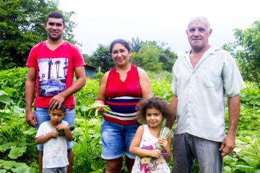A propriedade agroecológica do Loro e da Socorro: cooperação familiar que constrói agricultura sustentável